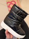 bota puffer feminina petite jolie preta – leve, moderna e super quentinha