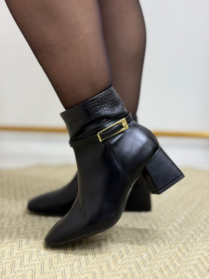 bota feminina vizzano salto médio preta – elegância com detalhe croco e fivela dourada bota feminina vizzano salto médio preta – elegância com detalhe croco e fivela dourada