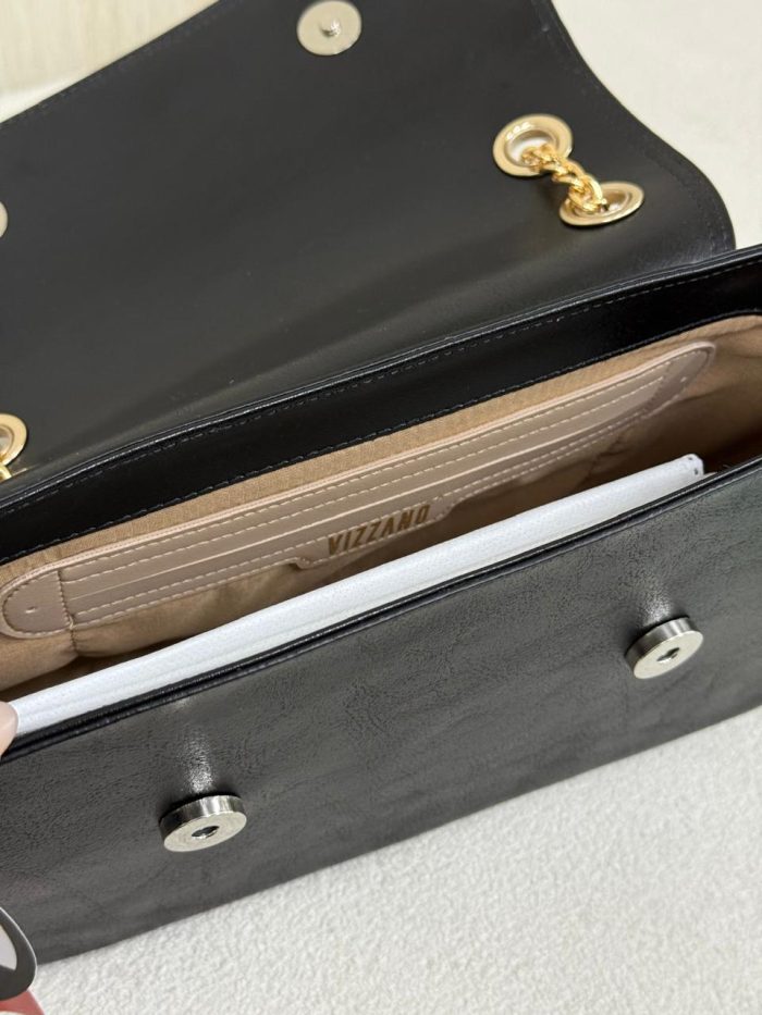 bolsa vizzano preta com alça em corrente dourada bolsa vizzano preta com alça em corrente dourada