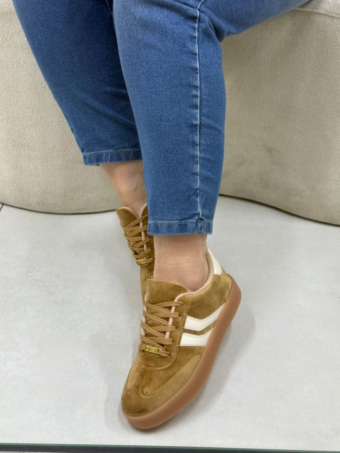 tênis vizzano feminino em suede caramelo com detalhe off white tênis vizzano feminino em suede caramelo com detalhe off white
