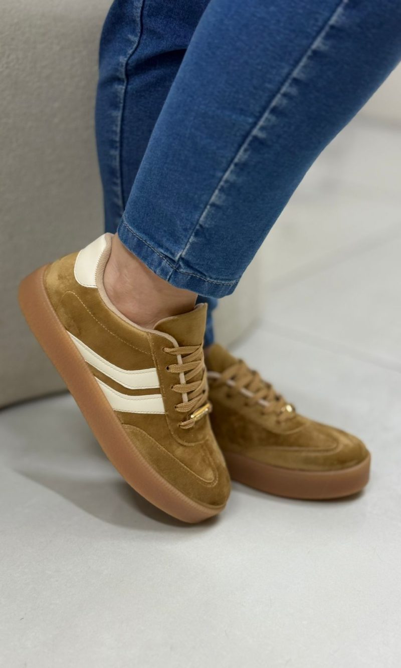 tênis vizzano feminino em suede caramelo com detalhe off white