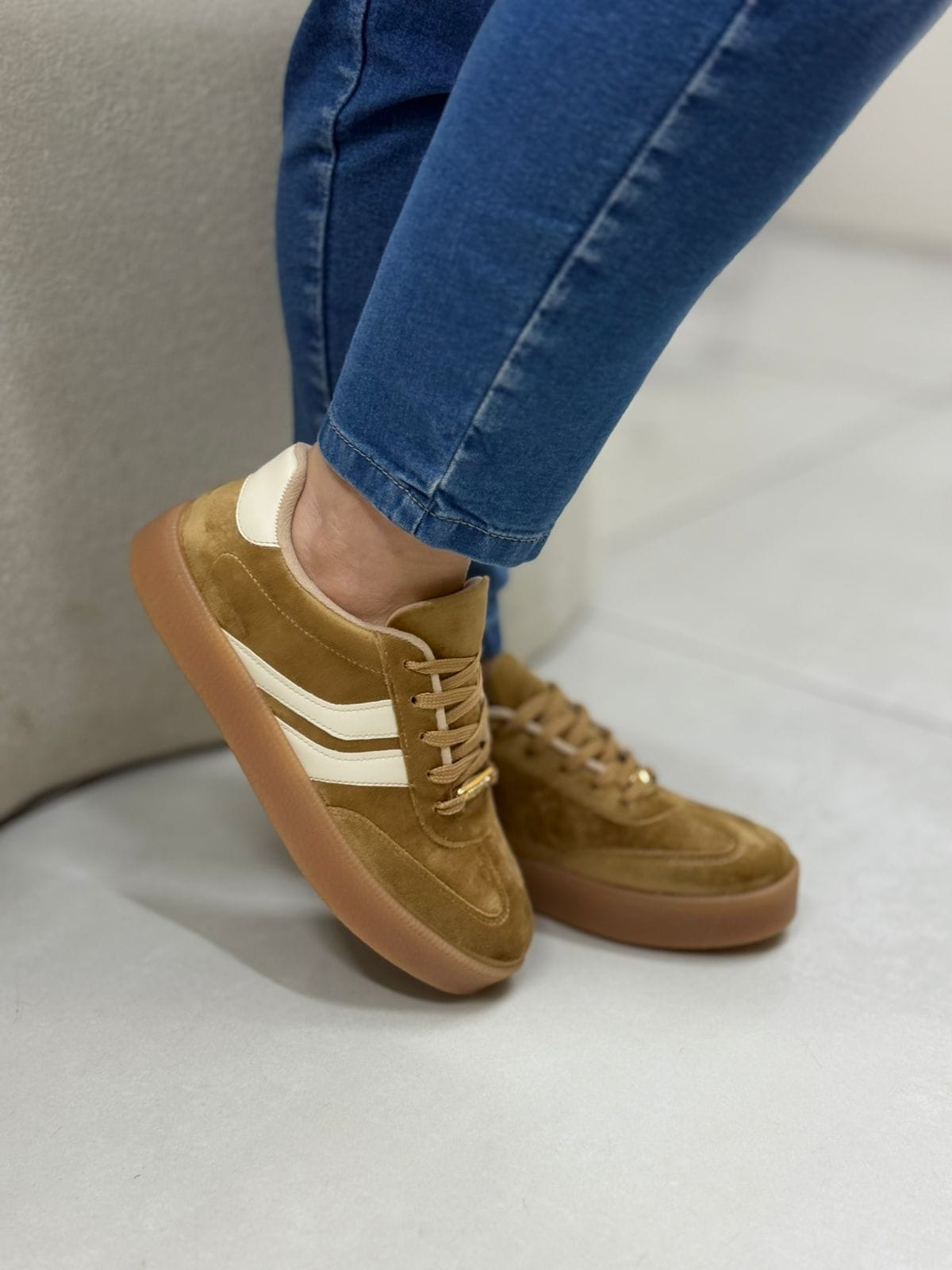 Tênis Vizzano Feminino em Suede Caramelo com Detalhe Off White