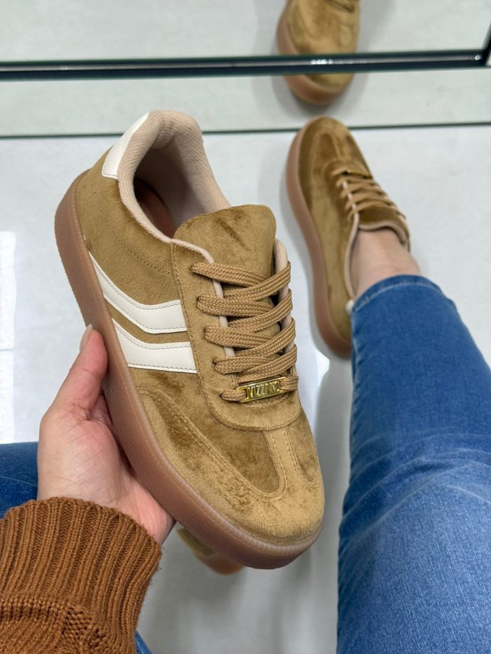 tênis vizzano feminino em suede caramelo com detalhe off white