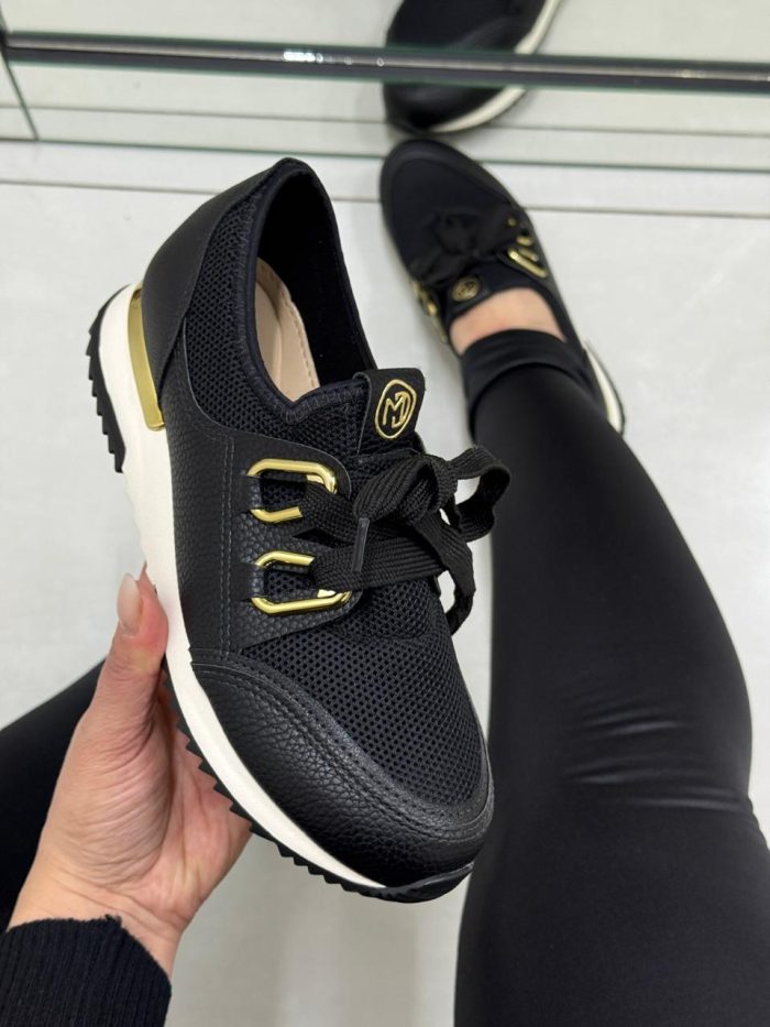 tênis casual preto modare com detalhes dourados