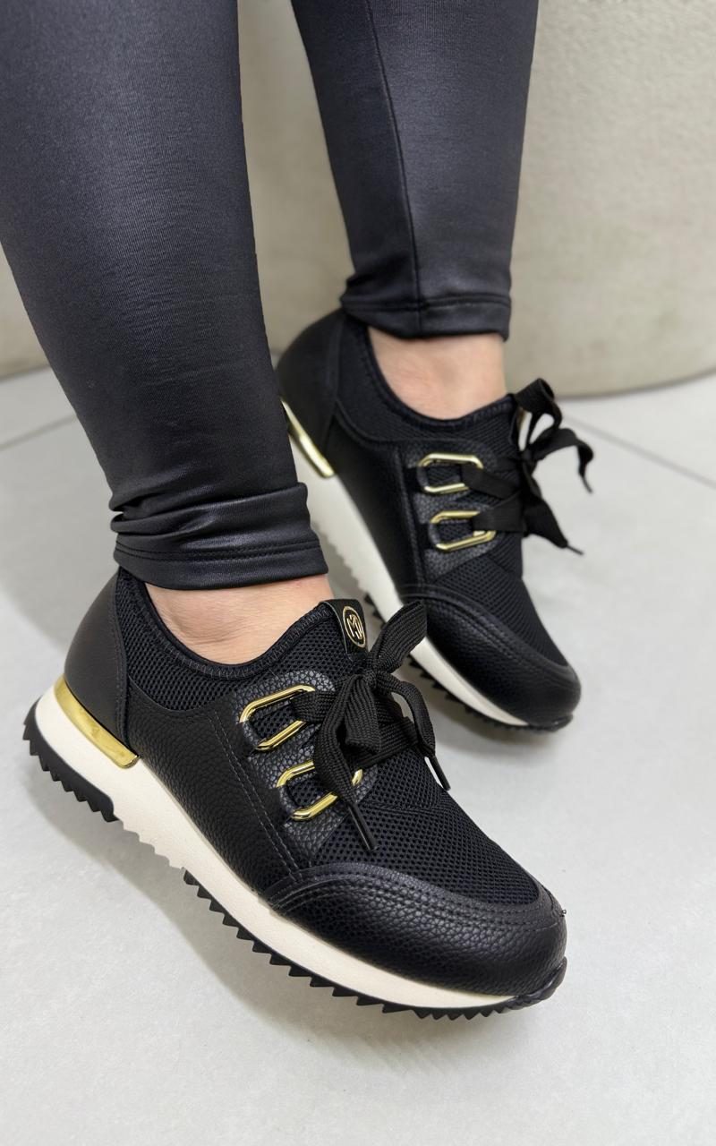 tênis casual preto modare com detalhes dourados