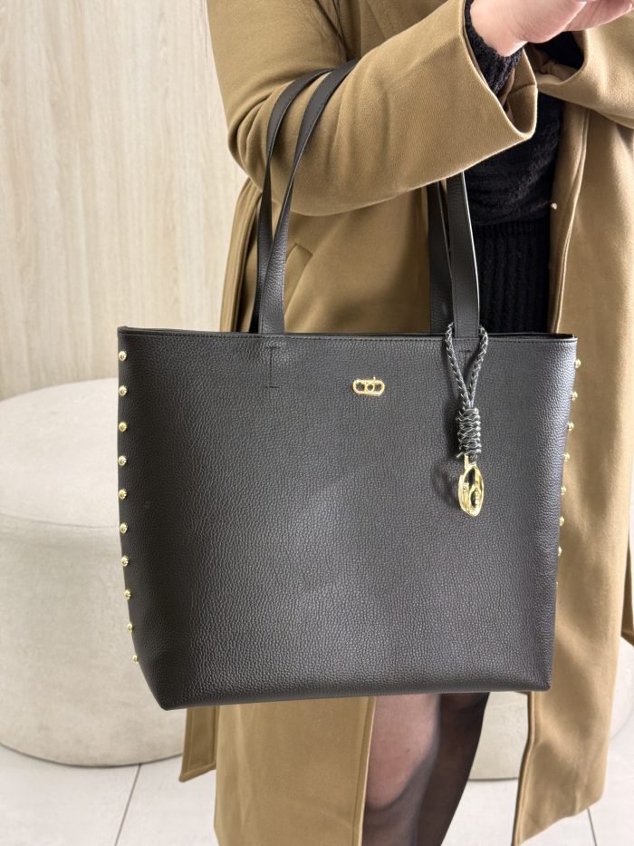 bolsa tote beira rio preta com detalhes dourados bolsa tote beira rio preta com detalhes dourados