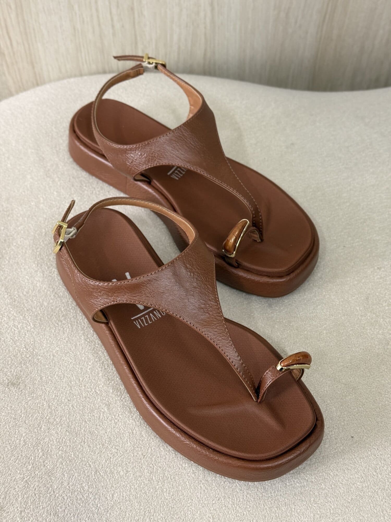 Sandália Rasteira Vizzano Marrom Detalhe no Dedo