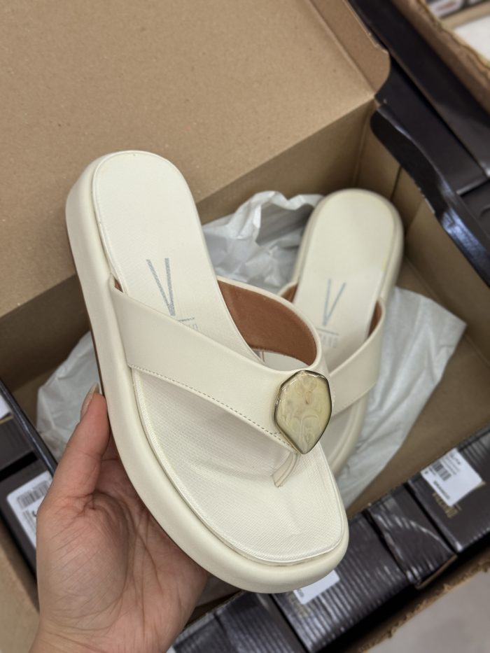 sandália vizzano off white flat com detalhe resinada