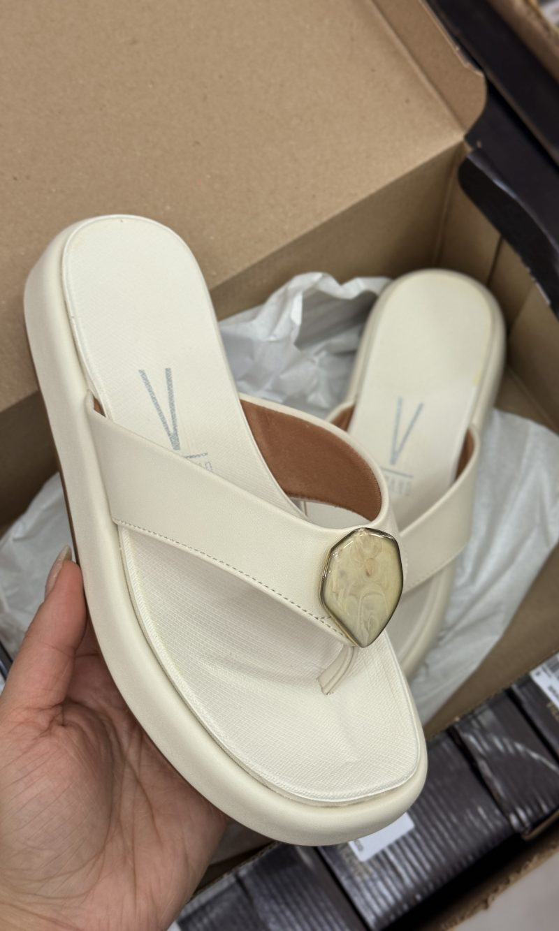 sandália vizzano off white flat com detalhe resinada