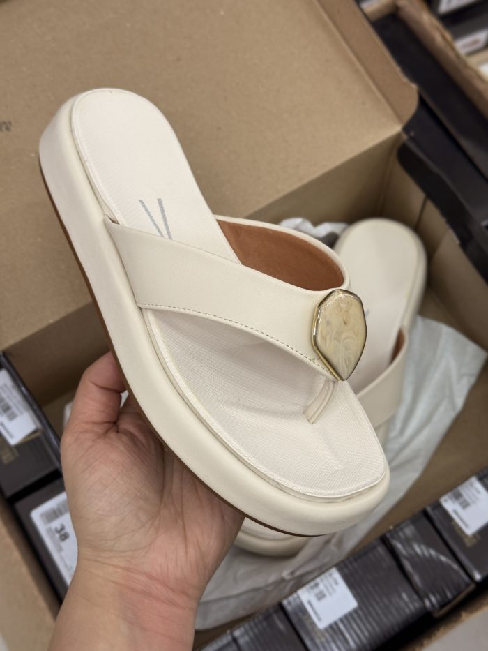 sandália vizzano off white flat com detalhe resinada sandália vizzano off white flat com detalhe resinada