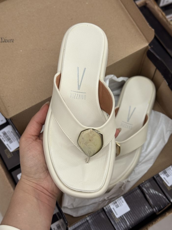 sandália vizzano off white flat com detalhe resinada sandália vizzano off white flat com detalhe resinada