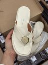 sandália vizzano off white flat com detalhe resinada