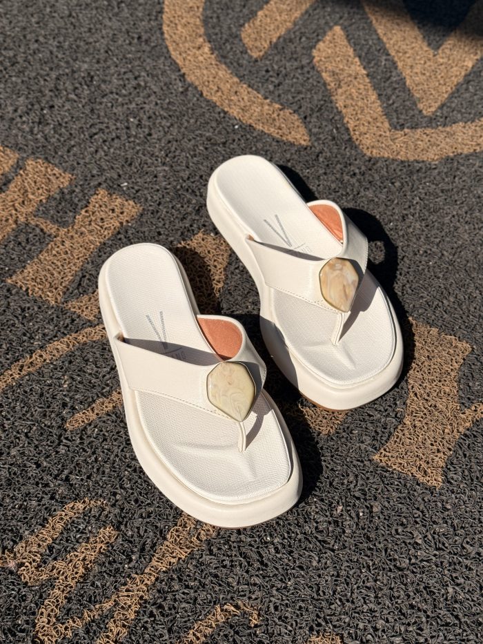 sandália vizzano off white flat com detalhe resinada sandália vizzano off white flat com detalhe resinada
