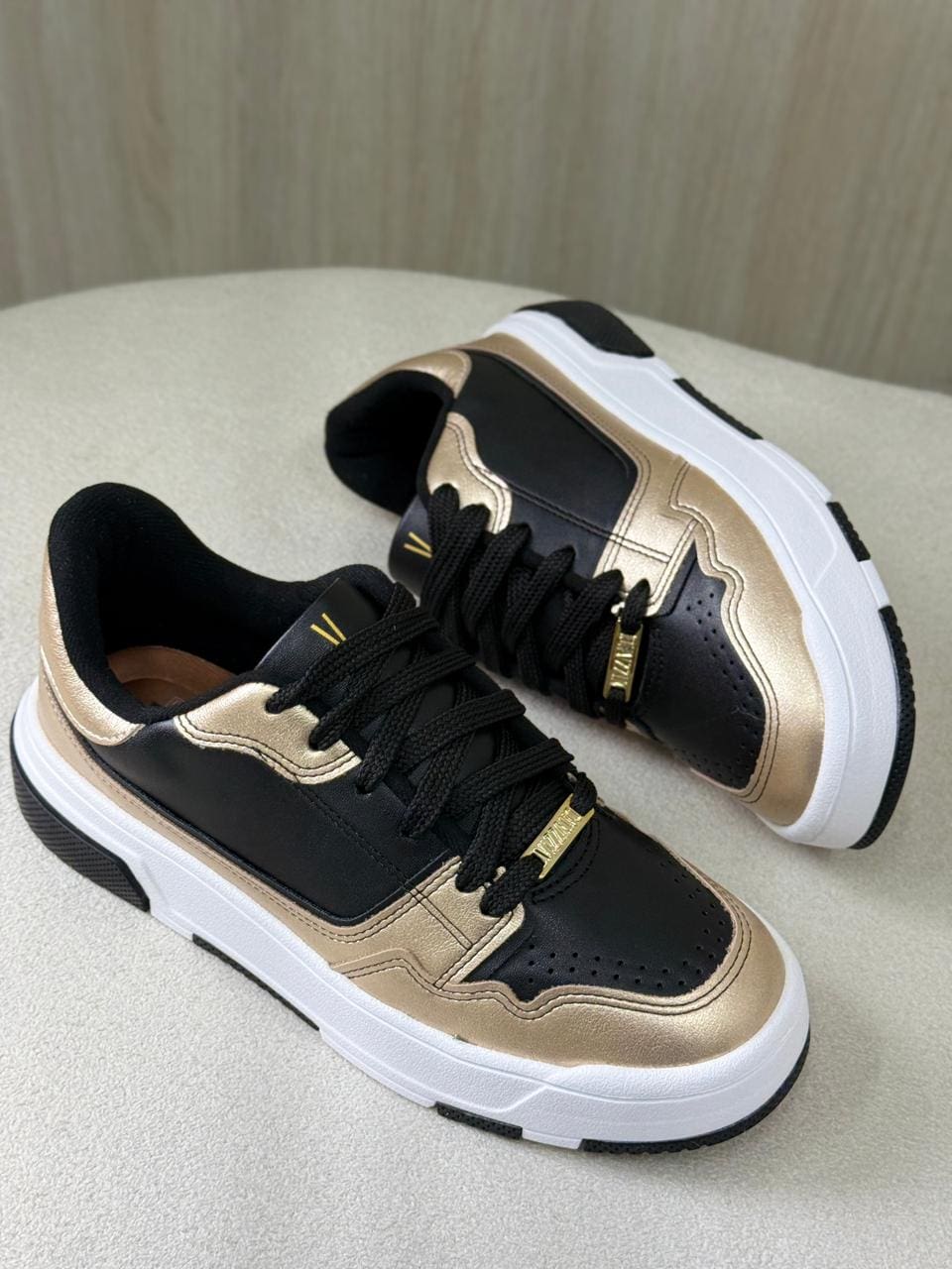 Tênis Vizzano Preto com Detalhes Dourados Feminino Nathalyta