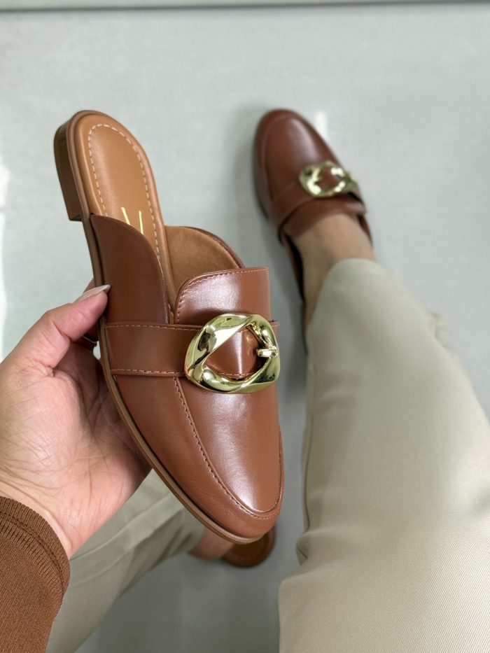 mule vizzano marrom com fivela dourada