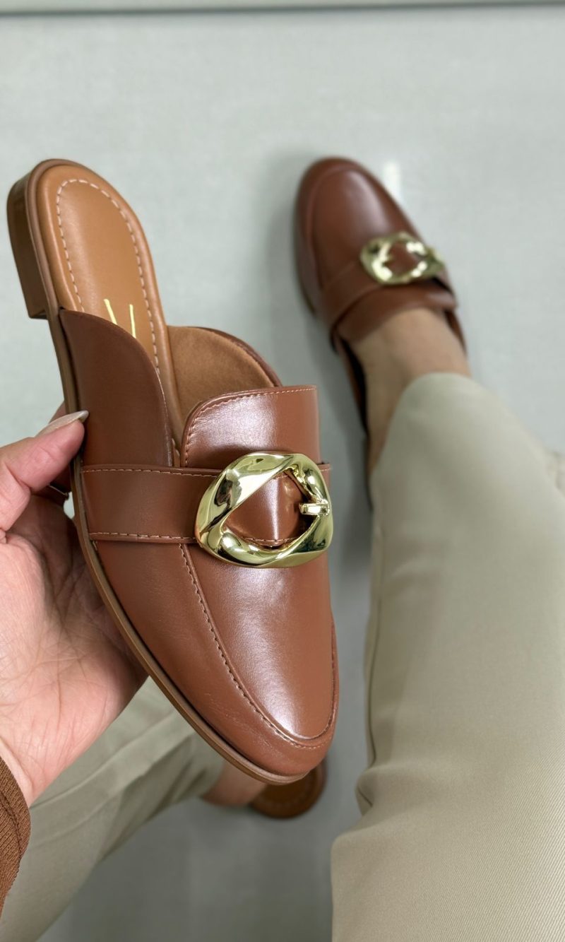 mule vizzano marrom com fivela dourada