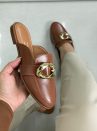 mule vizzano marrom com fivela dourada