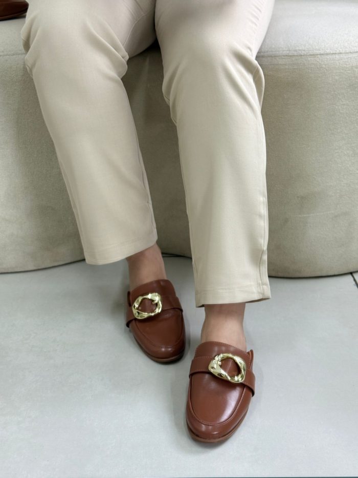 mule vizzano marrom com fivela dourada mule vizzano marrom com fivela dourada