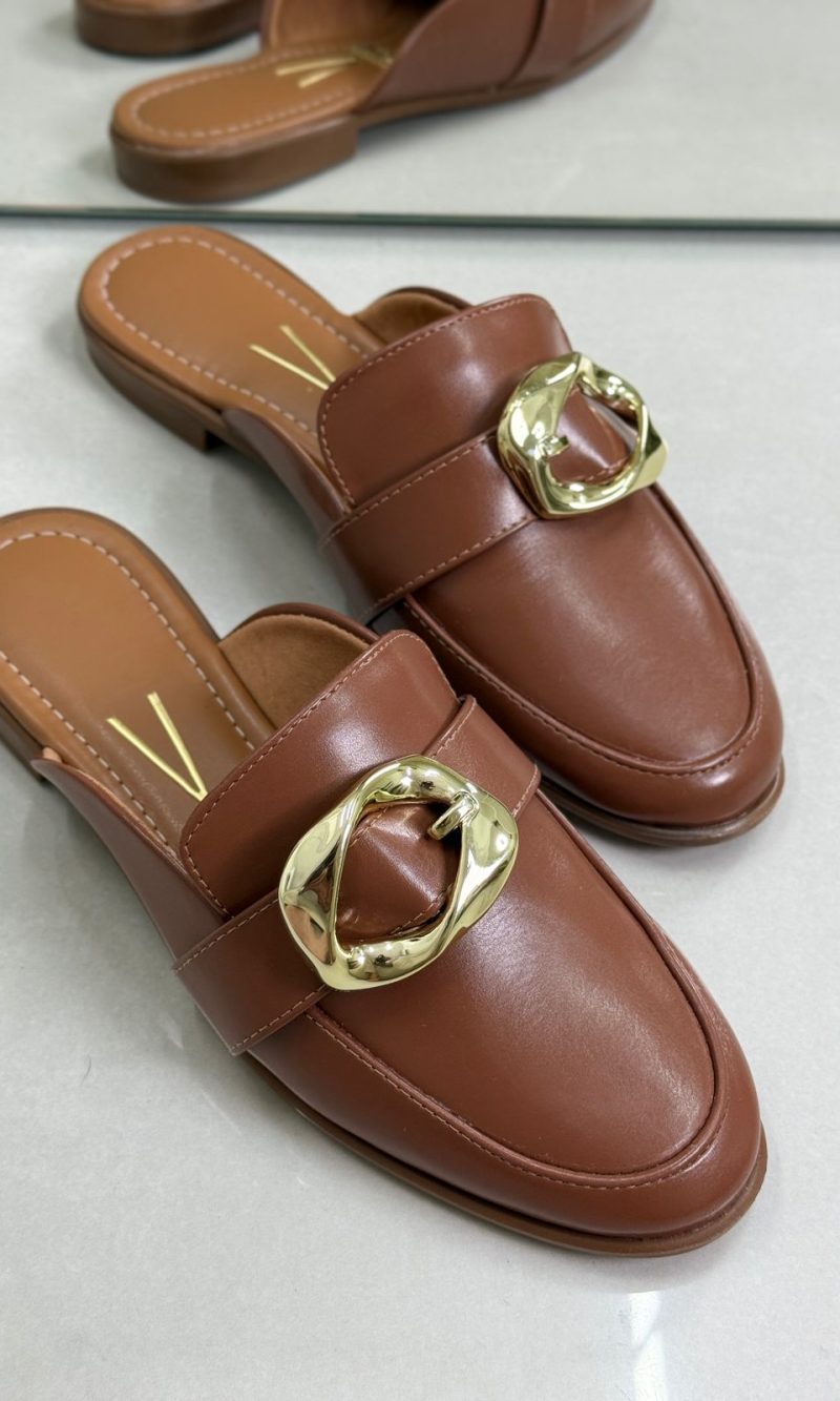 mule vizzano marrom com fivela dourada