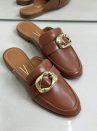 mule vizzano marrom com fivela dourada