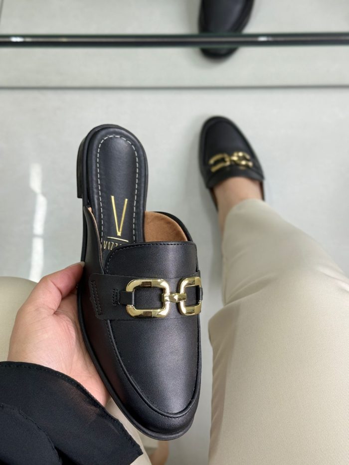 mule vizzano preta com fivela dourada