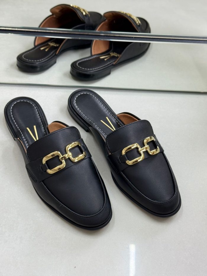 mule vizzano preta com fivela dourada mule vizzano preta com fivela dourada