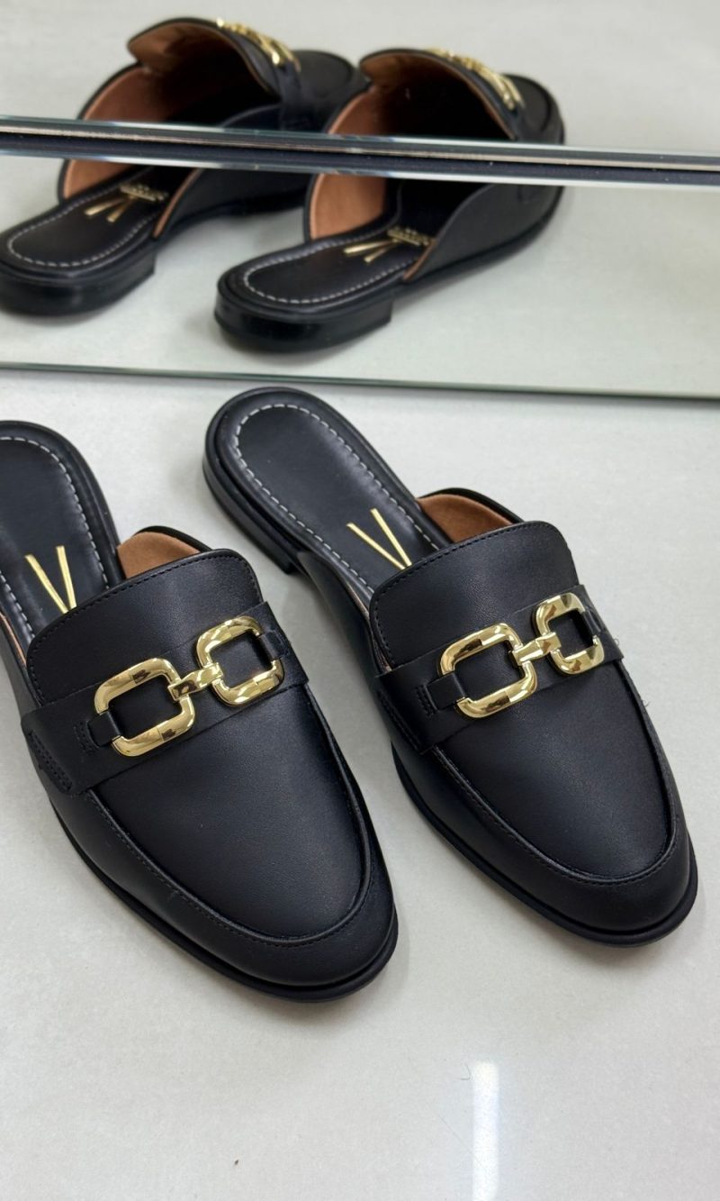 mule vizzano preta com fivela dourada