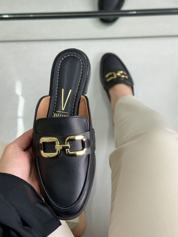 mule vizzano preta com fivela dourada mule vizzano preta com fivela dourada