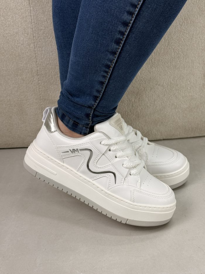 sandália via scarpa anabela preta com tiras cruzadas sandália via scarpa anabela preta com tiras cruzadas