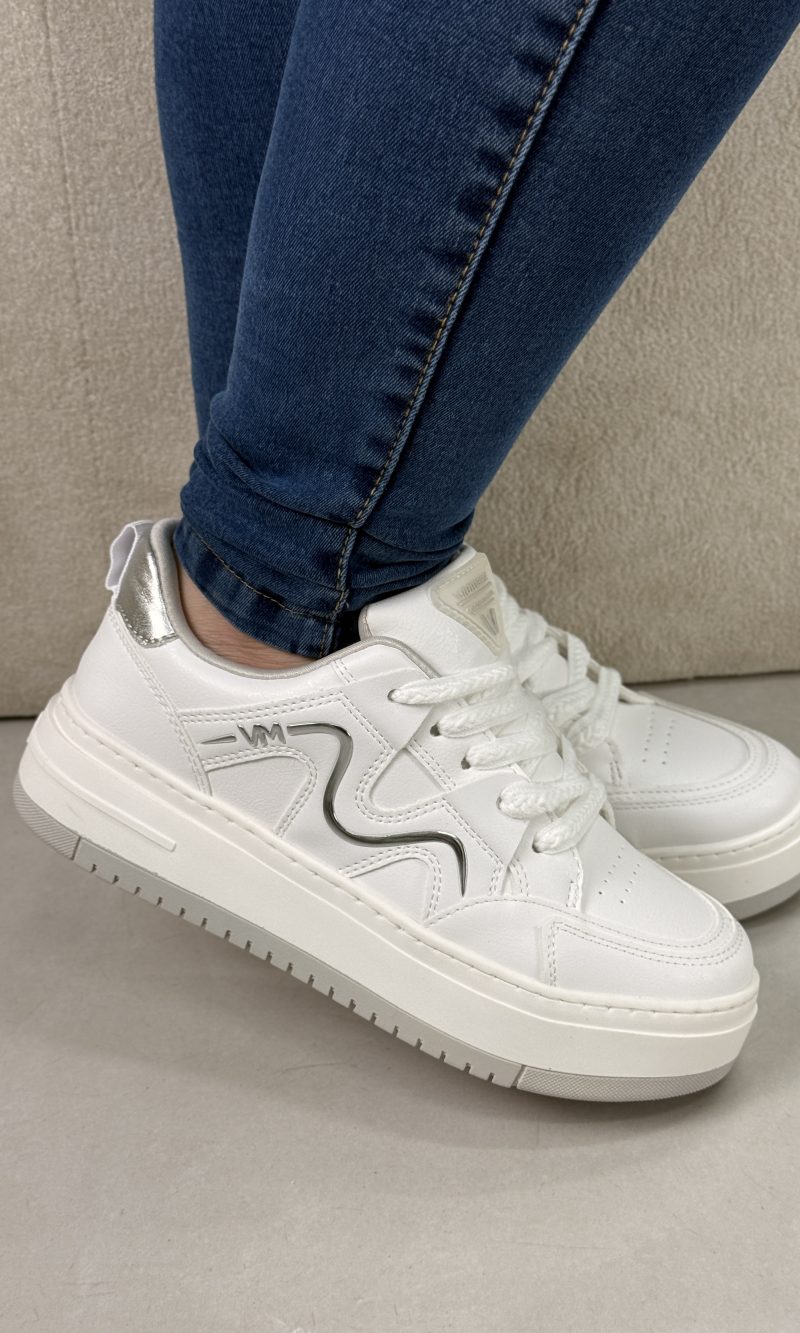 sandália via scarpa anabela preta com tiras cruzadas sandália via scarpa anabela preta com tiras cruzadas