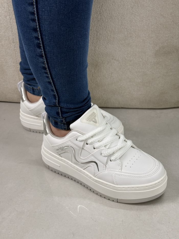 sandália via scarpa anabela preta com tiras cruzadas sandália via scarpa anabela preta com tiras cruzadas