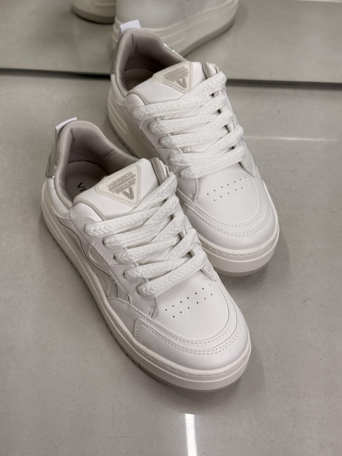 sandália via scarpa anabela preta com tiras cruzadas sandália via scarpa anabela preta com tiras cruzadas