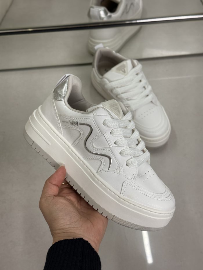 sandália via scarpa anabela preta com tiras cruzadas