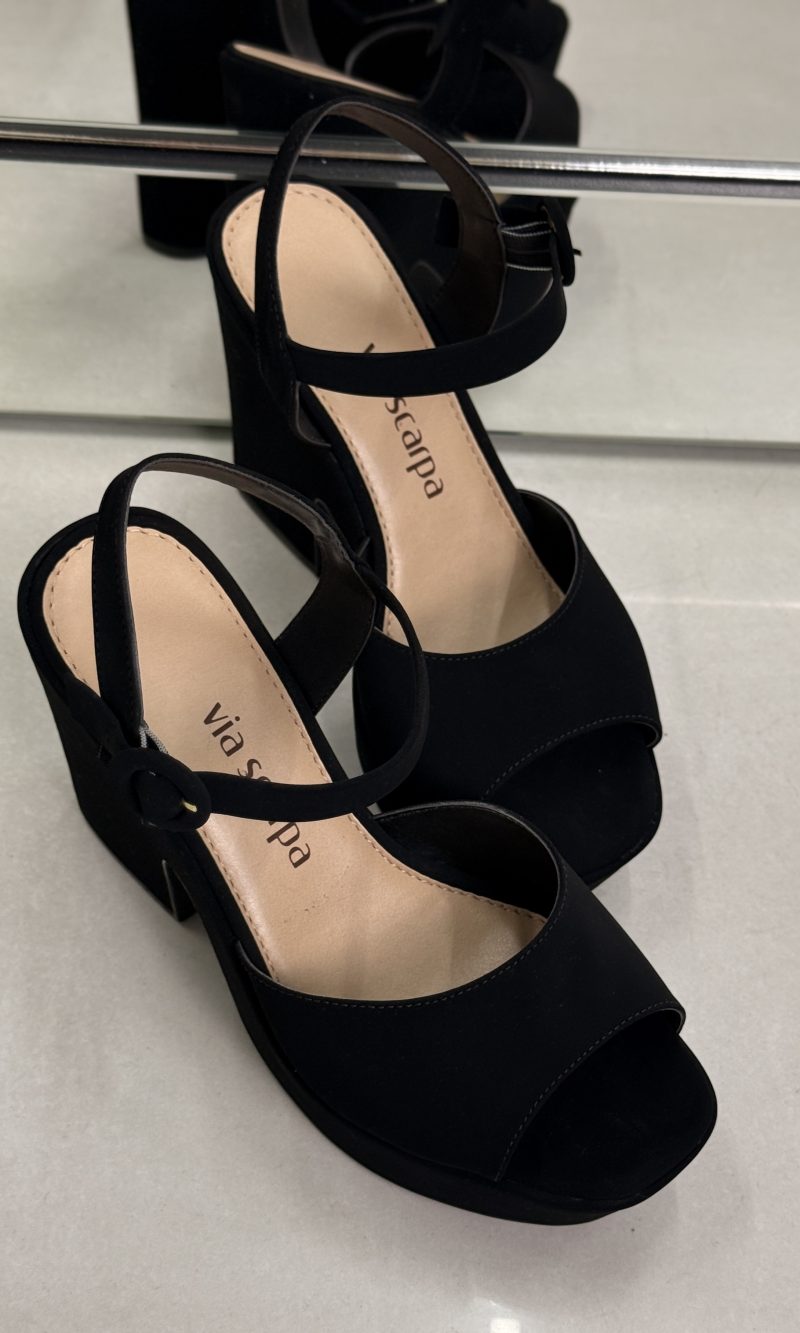 sandália via scarpa anabela preta com tiras cruzadas sandália via scarpa anabela preta com tiras cruzadas
