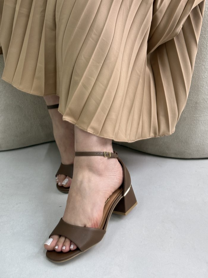 sandália vizzano salto bloco off white sandália vizzano salto bloco off white