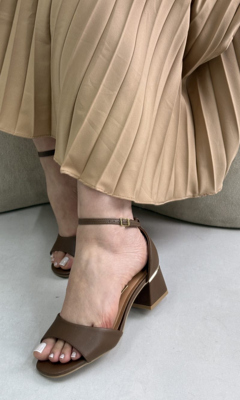 sandália vizzano salto bloco off white sandália vizzano salto bloco off white