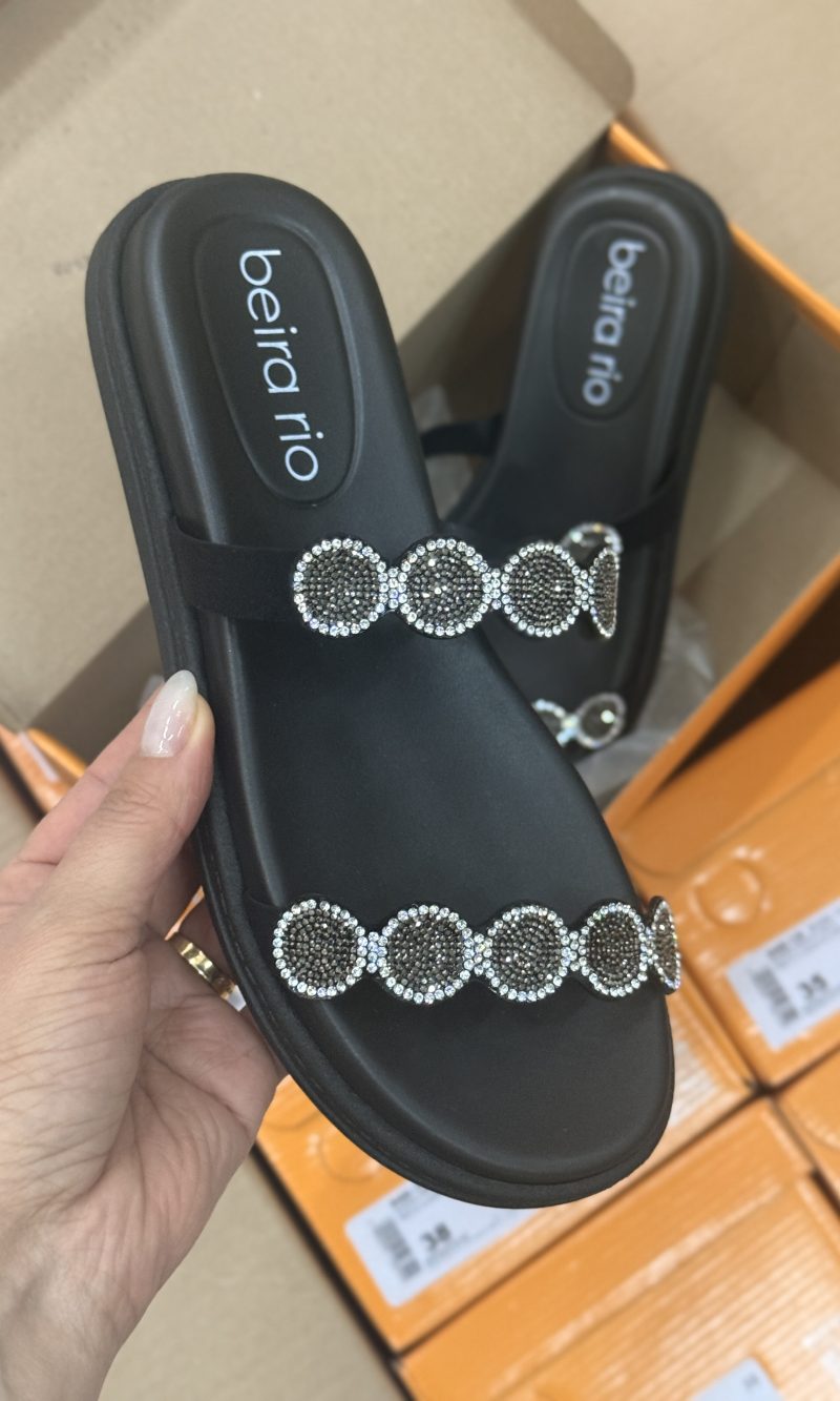 sandália beira rio rasteira preta com tira de strass
