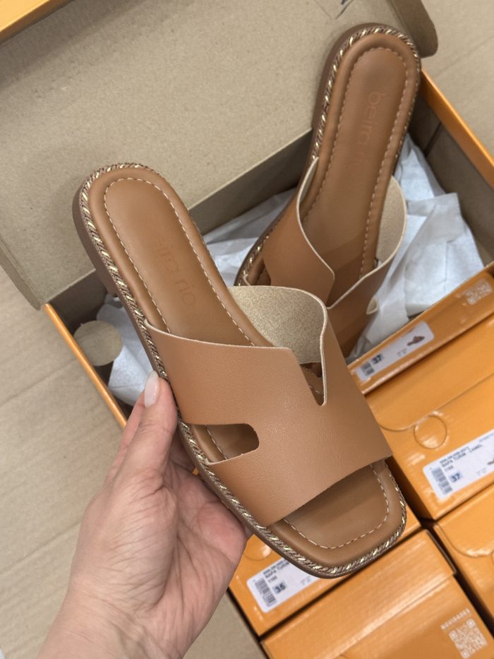 sandália beira rio rasteira preta com tira de strass