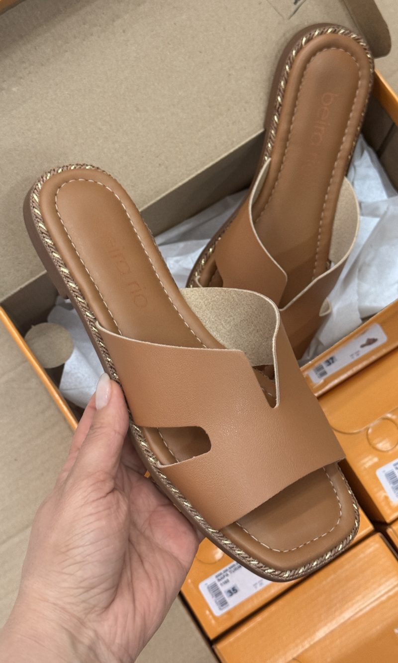 sandália beira rio rasteira preta com tira de strass