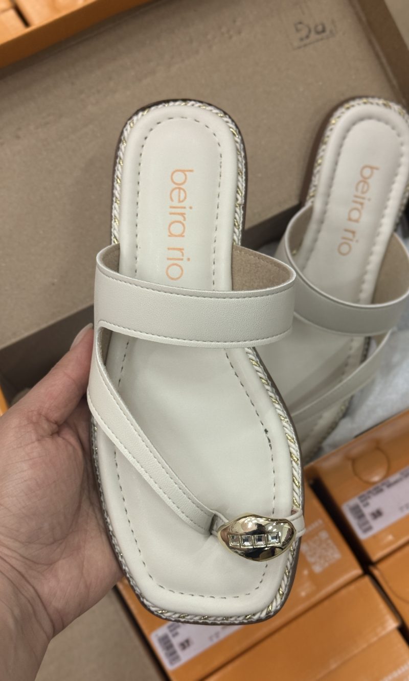 sandália beira rio rasteira preta com tira de strass