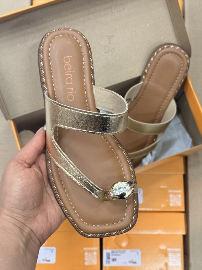 sandália beira rio rasteira preta com tira de strass