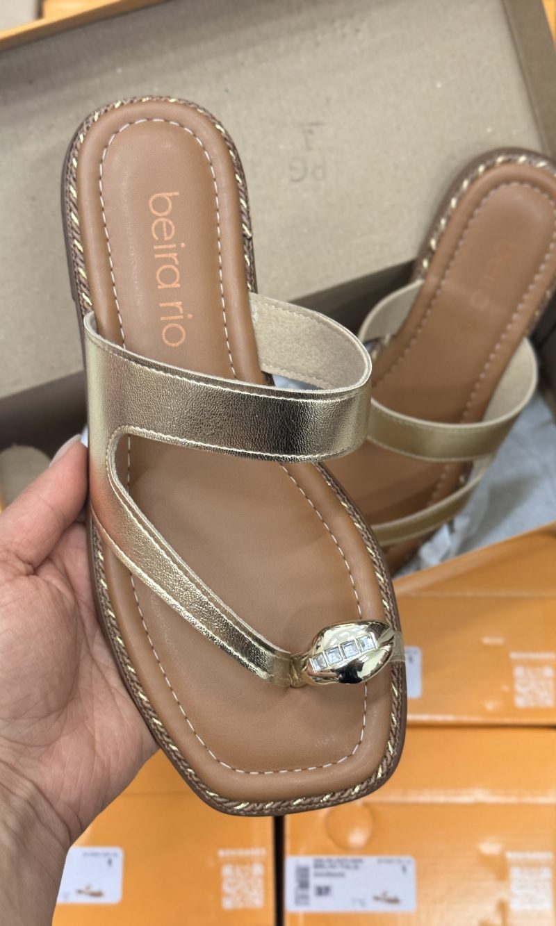 sandália beira rio rasteira preta com tira de strass