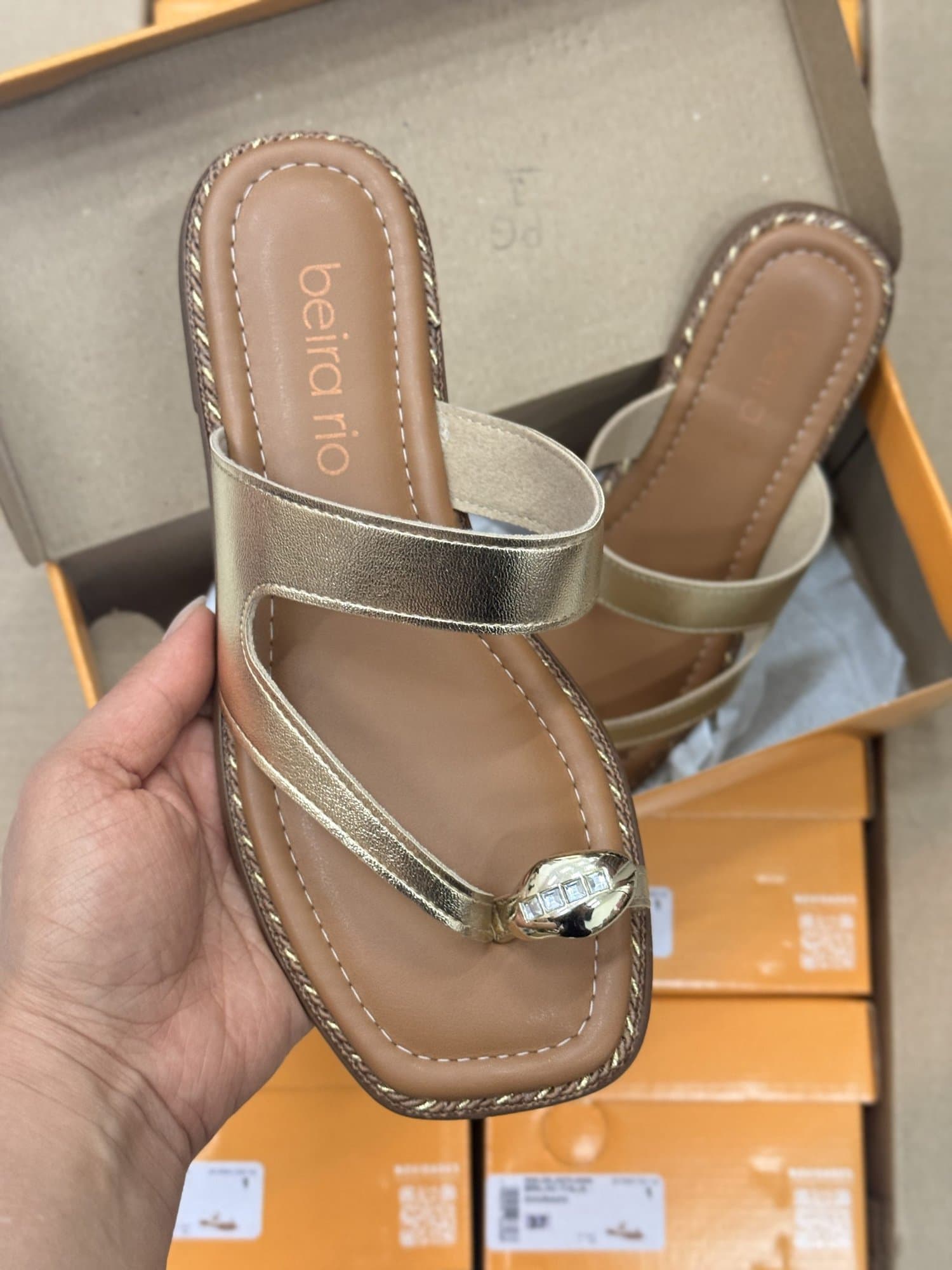 Sandália Beira Rio Rasteira Dourada com Detalhes em Pedraria