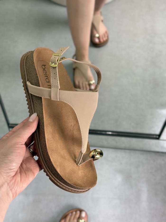 sandália beira rio caramelo com detalhe em pedraria sandália beira rio caramelo com detalhe em pedraria