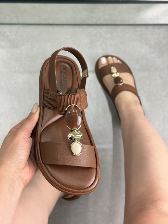 rasteirinha modare verde com fivelas douradas e tira traseira rasteirinha modare verde com fivelas douradas e tira traseira