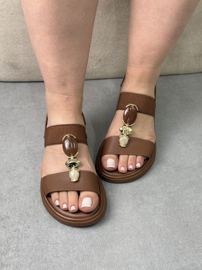 rasteirinha modare verde com fivelas douradas e tira traseira rasteirinha modare verde com fivelas douradas e tira traseira