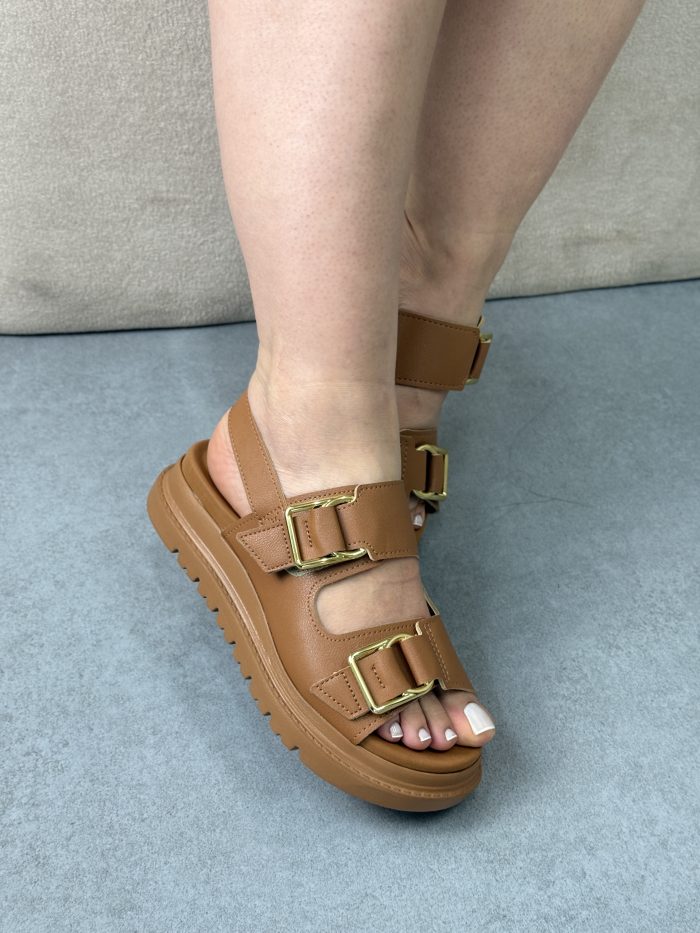 rasteirinha modare verde com fivelas douradas e tira traseira rasteirinha modare verde com fivelas douradas e tira traseira