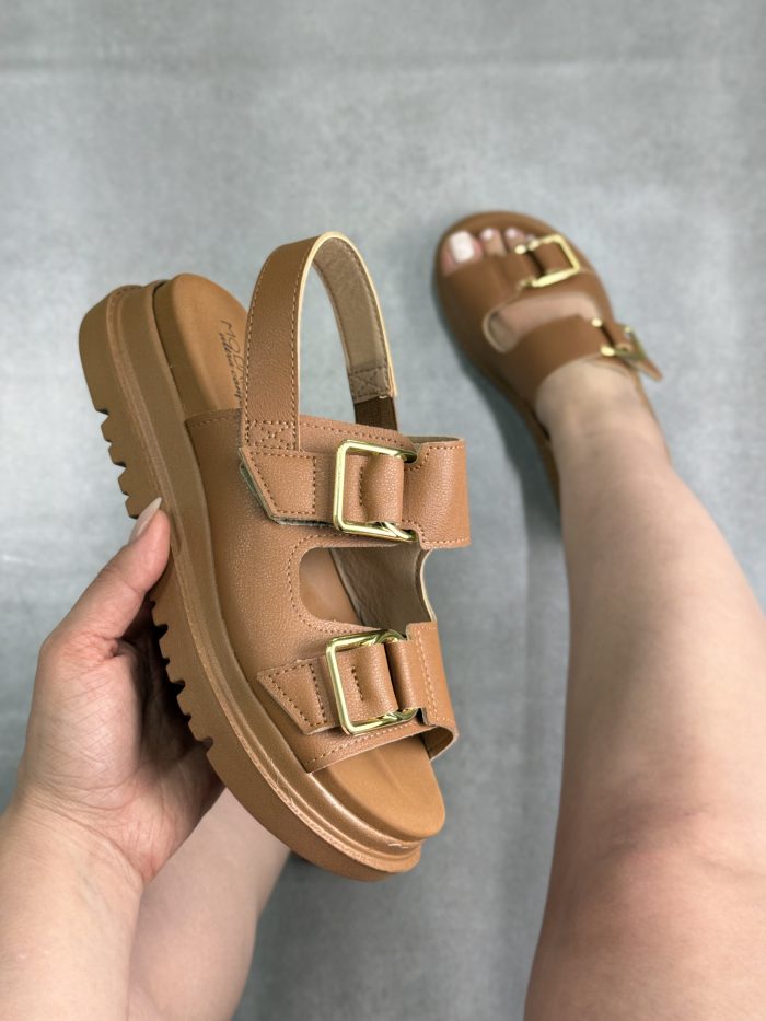 rasteirinha modare verde com fivelas douradas e tira traseira rasteirinha modare verde com fivelas douradas e tira traseira