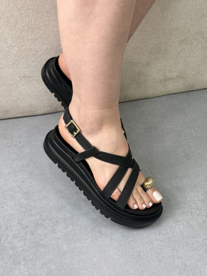 rasteirinha modare verde com fivelas douradas e tira traseira