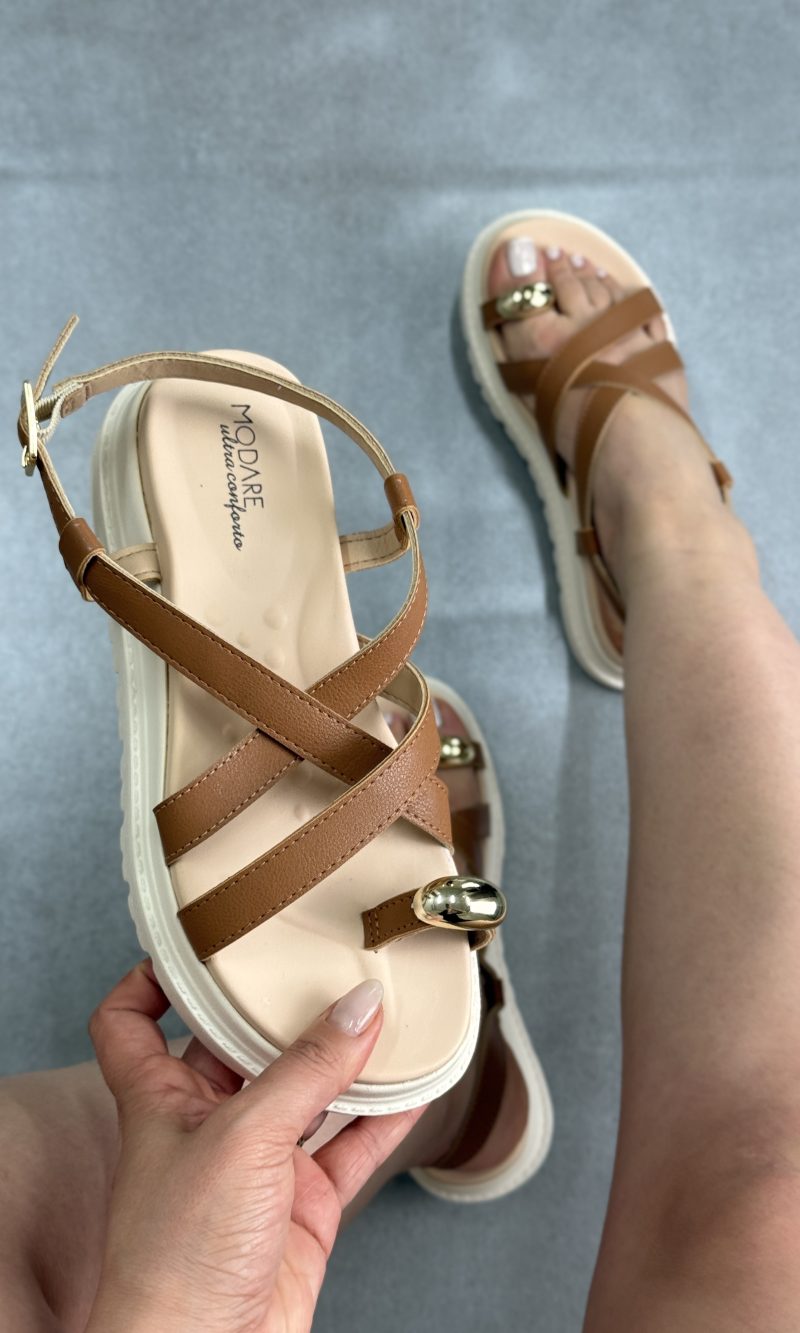 rasteirinha modare verde com fivelas douradas e tira traseira rasteirinha modare verde com fivelas douradas e tira traseira